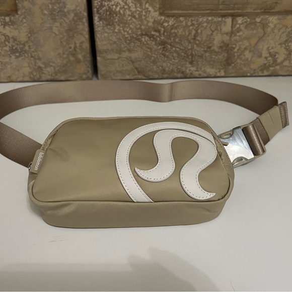 🚨🚨SOLD🚨🚨Lululemon belt bag trench with opal logo NWT - Picture 12 of 13